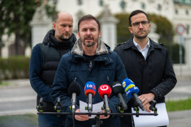 Fico nezvláda palivovú krízu a zavádza verejnosť. “Vyzývame ho, aby konečne prekonal strach a šiel rokovať so Zelenským”