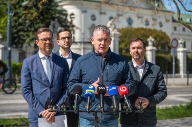 Luxus premiéra za peniaze ľudí. Ficova “zasklená terasa“ je cynizmus 