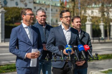 Slovensko kvôli politike Ficovej vlády zaostáva za okolitými krajinami