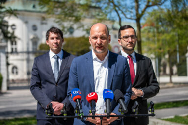 Vláda ignoruje realitu zdražovania, zvýhodňuje vybrané firmy a poškodzuje zahraničné vzťahy