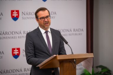 Chaos v ambulantných poplatkoch prerástol do porušovania ústavných práv pacientov. Minister musí okamžite konať