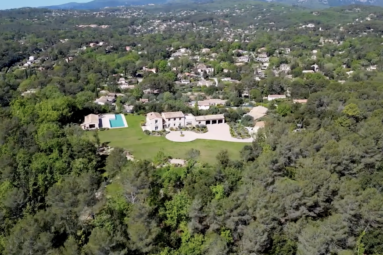 Ukázali sme ďalší smerácky luxus: Stromčekovu vilu na francúzskom pobreží