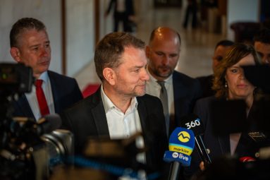 Obhajoba kauzy Šimečkovcov pripravuje opozíciu o percentá a otvára Ficovi cestu k ďalšej vláde