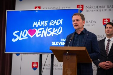 Koalícia si nadelila voľno, ľuďom ho ukradla