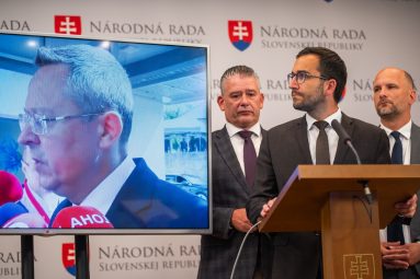 Fico s Kamenickým chránia zisky Slovnaftu a nechávajú bohatnúť oligarchov