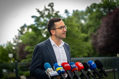Ľudia chudobnejú, ale Fico im zo svojej miliónovej terasy odkazuje, že sa nemajú až tak zle