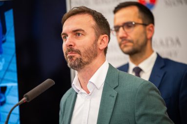 Schôdza o dôvere vláde bola fraškou, občania už tejto vláde neveria