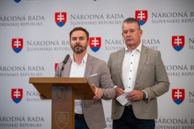 Vláda Fica šetrí na ľuďoch, ale podpisuje stíhačky za pol miliardy. Namiesto problémov rieši Žilinku